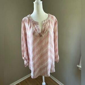 Light weight blouse in soft pink and cream